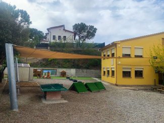 Taradell - L’Ajuntament condiciona el pati de l’Escola Rural El Gurri de Mont-rodon