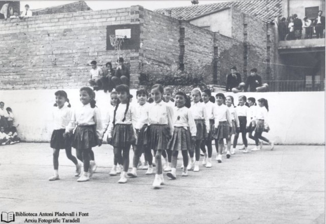 Jugant al pati de l\'escola Jugant al pati de l\'escola