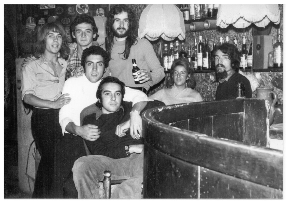 Un grup de clients a Can Grapas l\'any 1970