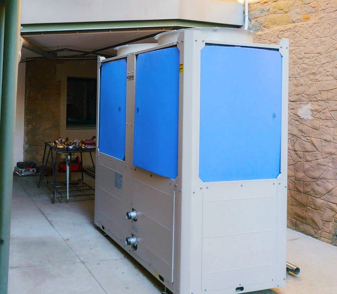 Equip d\'aerotèrmia de l\'edifici d\'infantil de Les Pinediques Equip d\'aerotèrmia de l\'edifici d\'infantil de Les Pinediques