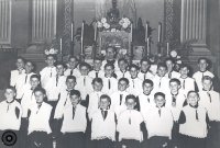 Grup d’escolans del cor de l’Escolania Parroquial de la Mare de Déu de Montserrat amb el seu director, Mn. Jaume Mugosa, l’any 1953. AFT| Mn. Jaume Mugosa