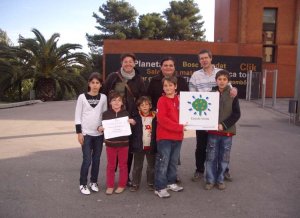Mestres i alumnes representants de la ZER Guilleries mostrant orgullosos el distintiu 