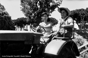 Dones amb un tractor_La dona pagesa (Foto: Daniel Molsosa)