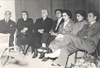 Josep Baqué, delegat de la Caixa d\'Estalvis amb Miquela Duran, Rosa Pladevall, Pere Sellés, Anna Roma, Dolors Blasi i Joan Roma de la comissió organitzadora del primer homenatge a la Vellesa