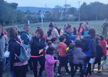 L'AFA de Les Pinediques celebra amb una caminada els dos anys del bus a peu