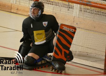 El porter Albert Dalmau penja els patins