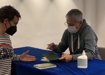 La presentació del llibre d'Om es converteix en un homenatge als seus pares