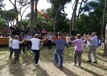 Diumenge, un Aplec de la Sardana ''diferent'' a la plaça de les Eres i en directe per Ràdio Taradell Diumenge, un Aplec de la Sardana ''diferent'' a la plaça de les Eres i en directe per Ràdio Taradell