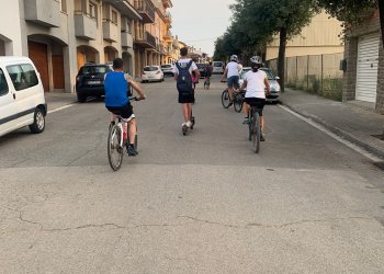Se senyalitzen carrils bici per arribar a l'Institut