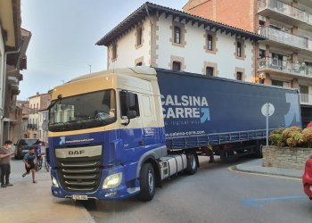 Un tràiler s'encalla a la plaça de les Eres