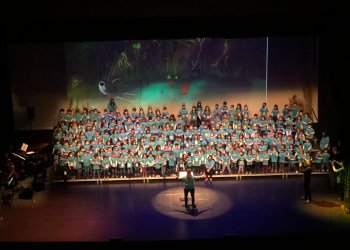 VÍDEO. Alumnes de l'escola de música participen a la cantata “Quin cacau per fer aquest cau”