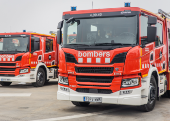 Els bombers rescaten tres persones per un incendi en una casa de fusta