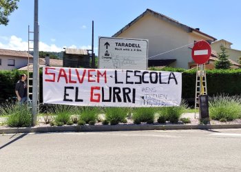 Mobilitzacions a l'Escola El Gurri per la retallada d'una mitja jornada d'una mestra