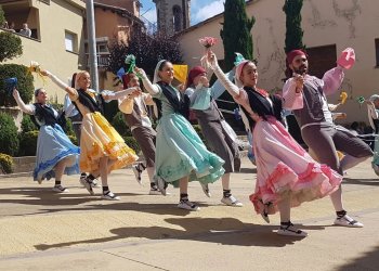 FOTOS. Lluïda ballada de l'Esbart Sant Genís a Sant Pere de Torelló