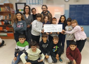 Alumnes de l'escola Sant Genís i Santa Agnès lliuren 800 euros a l'Hospital de Sant Joan de Déu