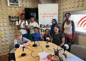 ÀUDIOS. Els nois i noies del ''Fem-ho jove'' visiten Ràdio Taradell i fan un programa