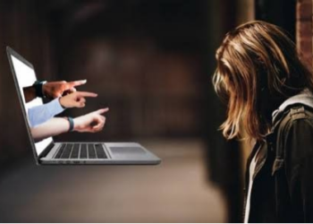 Les pantalles que silencien: la violència digital és violència masclista