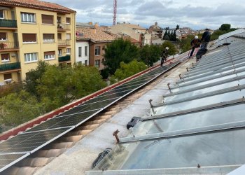 S'instal·len 74 plaques fotovoltaiques a la teulada de Can Costa