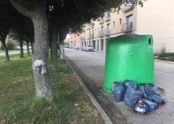 Noves identificacions de veïns que deixen les escombraries al carrer