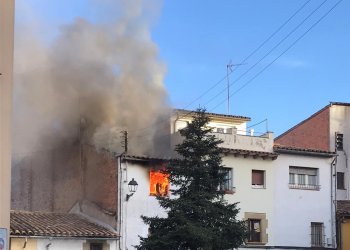 Crema un pis d'un edifici del carrer de Vic a Taradell