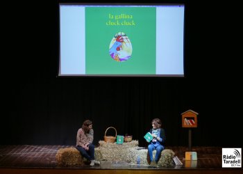 FOTOS: Inauguració del punt d'intercanvi de llibres a Castellets amb 'La gallina cluck cluck'