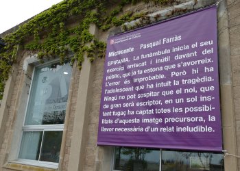 Nou microconte a la façana de la Biblioteca de Taradell Nou microconte a la façana de la Biblioteca de Taradell