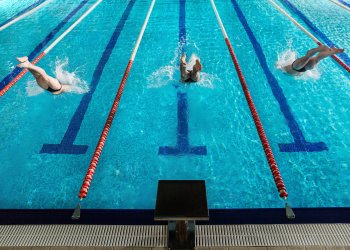 Llinarsport continuarà gestionant l'EAS i el pavelló i ara també la piscina d'estiu