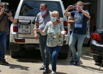 Una cinquantena de veïns donen la benvinguda a Carme Godayol després de més de dos mesos ingressada per la Covid-19