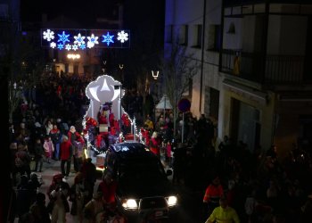 Taradell surt al carrer per rebre els Reis d'Orient amb moltes atxes de barballó