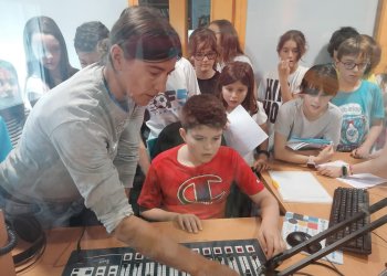 ÀUDIO I FOTOS. Alumnes del Sant Genís i Santa Agnès fan un programa de ràdio