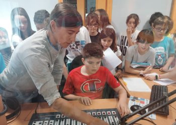 ÀUDIO I FOTOS. Alumnes del Sant Genís i Santa Agnès fan un programa de ràdio