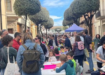FOTOS. Taradell viu un nou Sant Jordi massiu, amb roses, llibres i molta gent als carrers