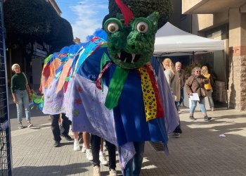FOTOS. Taradell viu un Sant Jordi multitudinari amb els carrers ben plens de gent