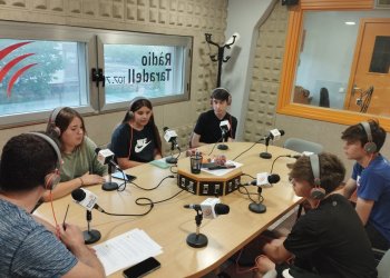 FOTOS i ÀUDIO. Cinc alumnes de l'INS fan el servei comunitari a Ràdio Taradell