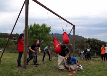 Uns 40 joves participen a la sortida al parc d'aventura Can Juliana