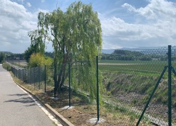 S'instal·la una tanca de seguretat al costat de la via del tren a Mont-rodon