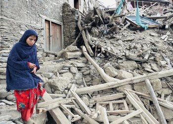 Terratrèmol de l'Afganistan: dones abandonades sota la runa Terratrèmol de l'Afganistan: dones abandonades sota la runa