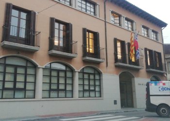 Polèmica per la retirada de llaços, una pancarta i una estelada de llocs públics