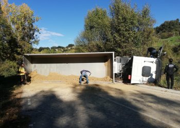 Un camió bolcat talla durant 4 hores la carretera de Mont-rodon