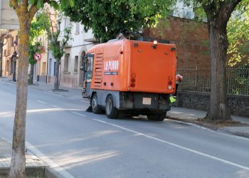 La màquina que neteja els carrers torna a la feina a les zones més concorregudes