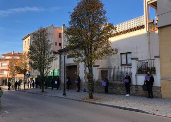 VÍDEO i FOTOS. Una trentena de persones participen a la cadena humana per denunciar la violència masclista