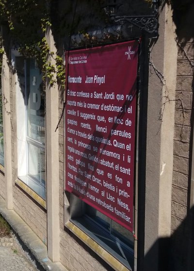 Un microconte de Joan Pinyol, a la façana de la Biblioteca de Taradell