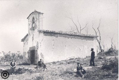 La capella de Sant Quirze, amb tres homes, l\'any 1885 (Arxiu Fotogràfic Taradell | Autor desconegut)