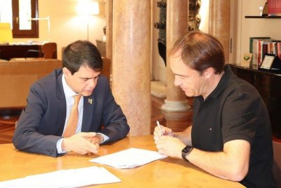El president de la Diputació Marc Castells signant el crèdit amb lalcalde Lluís Verdaguer Edgar Mata Roca  Diputació de Barcelona 659x442