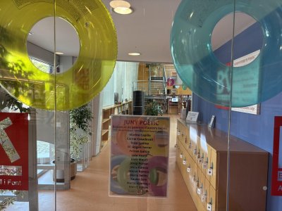 La Biblioteca dedica un mes a la poesia amb una exposició de poetes locals