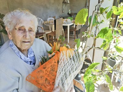 Isabel González, el 18 de maig del 2020, celebrant els 104 anys en ple confinament