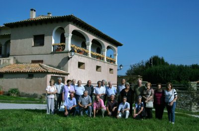 Ex alumnes davant El Colomer | Foto Miquel Vilardell