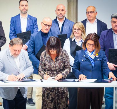 Taradell - L’alcaldessa signa el conveni per cedir dos solars a l’Agència de l’Habitatge de Catalunya