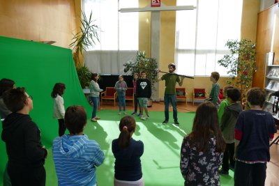 Taller de cinema amb pantalla verda a la Biblioteca