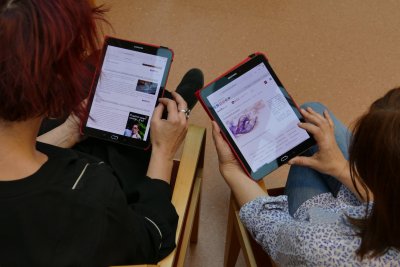 La Biblioteca de Taradell rep dues tauletes pels seus usuaris